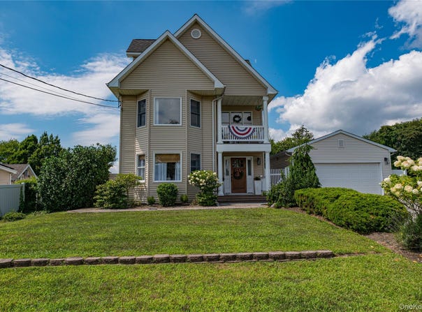 406 Vanderbilt Boulevard, Oakdale, NY 11769