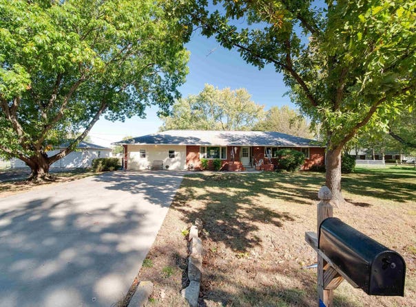 6050 SE 44th St, Tecumseh, KS 66542