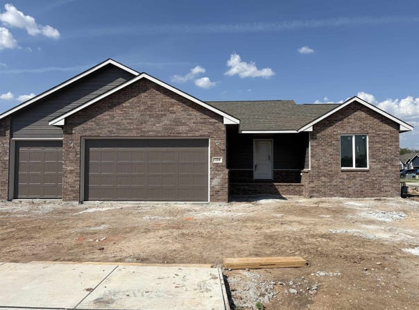 224 E Hanscom St, Derby, KS 67037