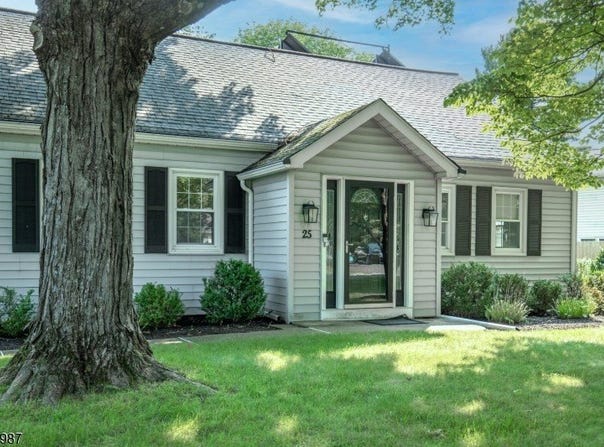25 Fairview Dr E, Bernards Twp., NJ 07920-2305