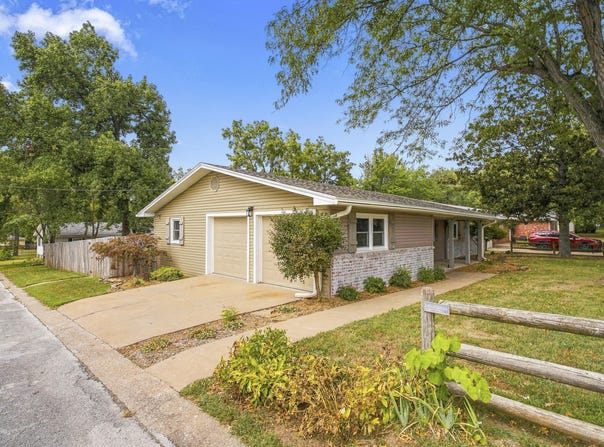 1665 S Catalina Avenue, Springfield, MO 65804
