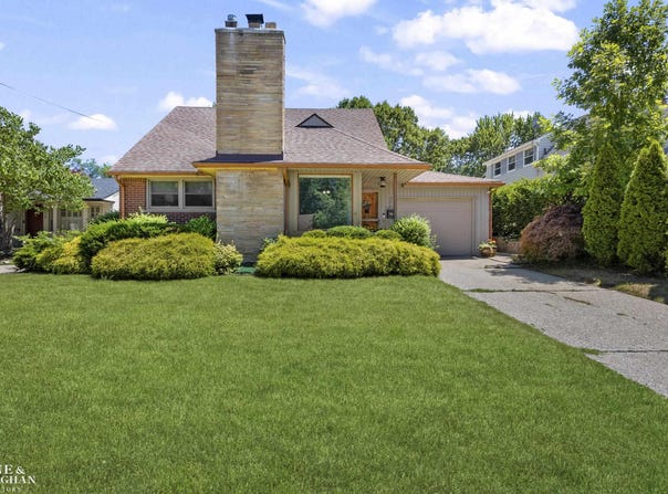 306 Ridge Road, Grosse Pointe Farms, MI 48236