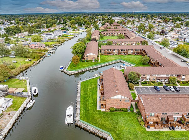 337 Mariners Way, Copiague, NY 11726