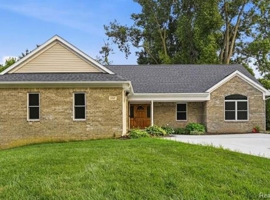 3907 Pontiac Lake Road, Waterford Twp, MI 48328