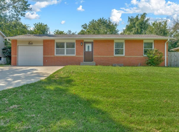2225 SE 36th ST, Topeka, KS 66605