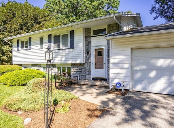 48 Old Pond Rd, Rochester, NY 14625