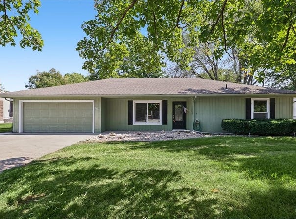 303 SW Pryor Road, Lee's Summit, MO 64081