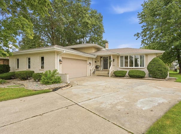526 Cedar Court, Munster, IN 46321