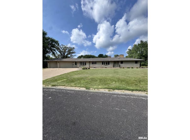 501 W CRESTWOOD Drive, Eureka, IL 61530