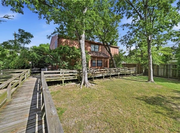 3923 Old Oaks Drive, Bryan, TX 77802