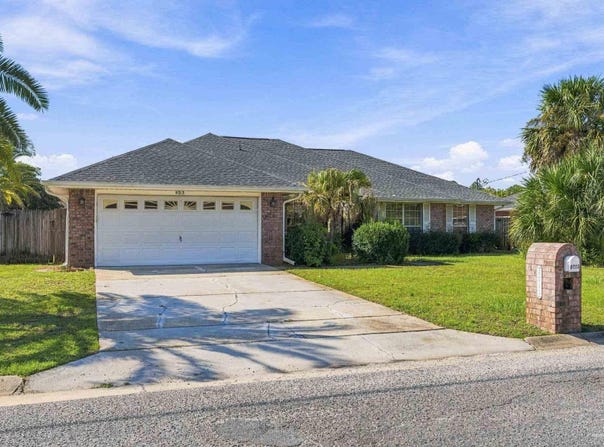 8213 Hartington Dr, Navarre, FL 32566