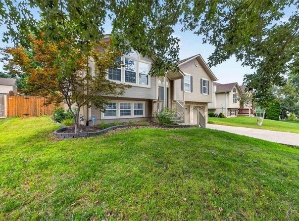 524 NE Topaz Drive, Lee's Summit, MO 64086