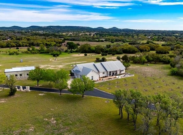 360 Bluff Creek Rd, Center Point, TX 78010