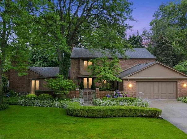 47 Fordcroft Road, Grosse Pointe Shores, MI 48236