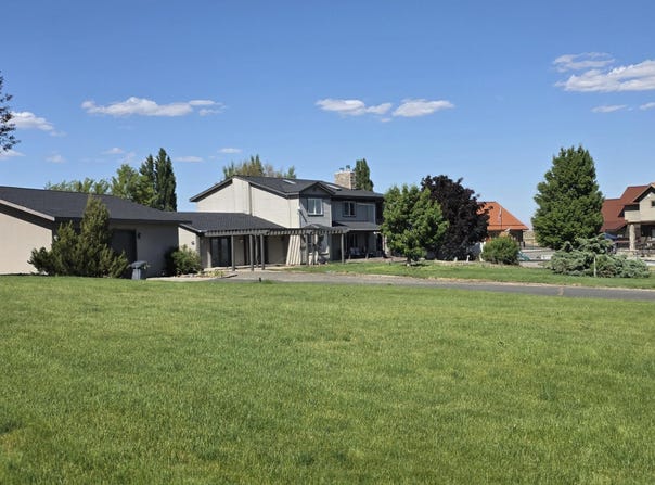 8601 Scenic Dr, Yakima, WA 98908