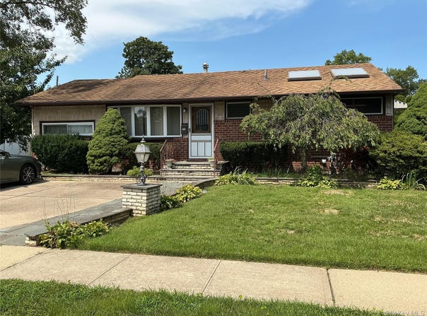 55 Surrey Lane, Plainview, NY 11803