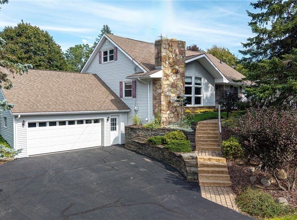44 Hillcrest Dr, Victor, NY 14564