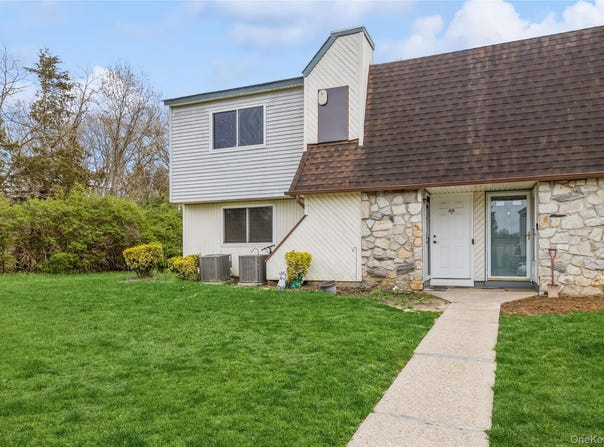 48 Pointe Cir S, Coram, NY 11727