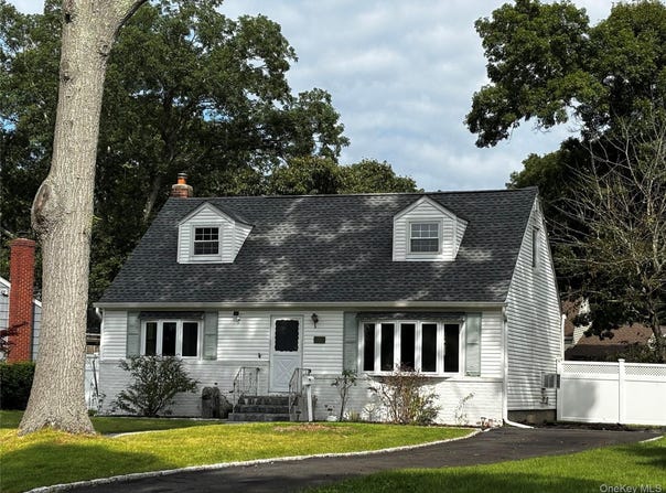 105 Rutledge Road, North Babylon, NY 11703