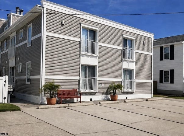 21 S Madison Ave, Margate, NJ 08402-2277