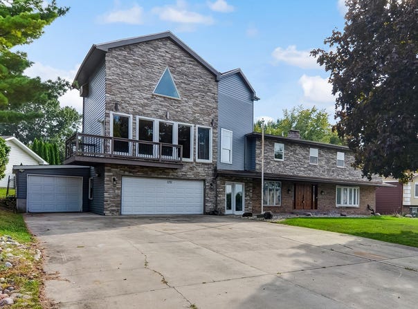 2212 Elm Tree Lane, Crown Point, IN 46307