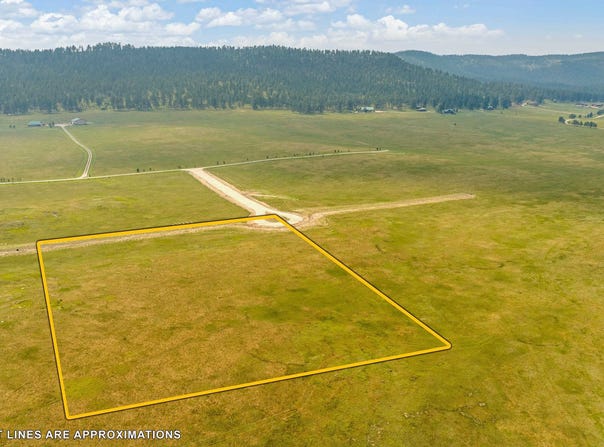 War Bonnet Road, Custer, SD 57730