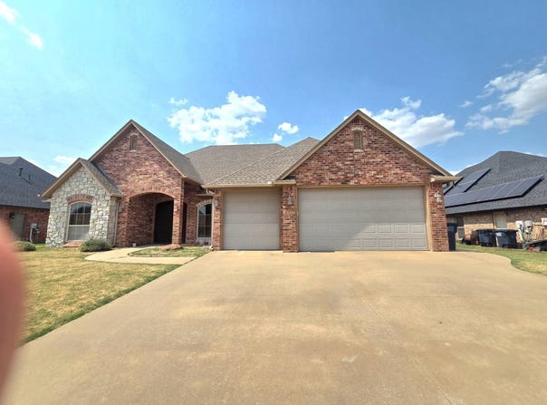 4614 Daybreak Ln, Enid, OK 73703
