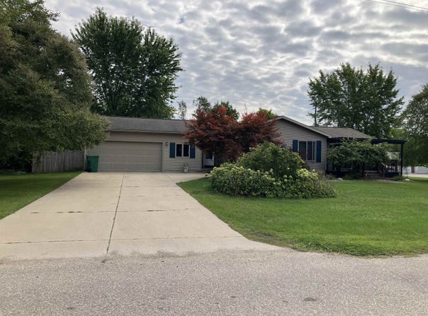 1000 N Silverleaf Street, Gladwin, MI 48624