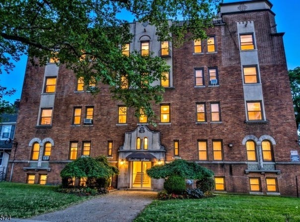 303 Hamilton Pl, Hackensack City, NJ 07601-3618