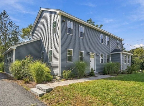 28 Ash St, Webster, MA 01570