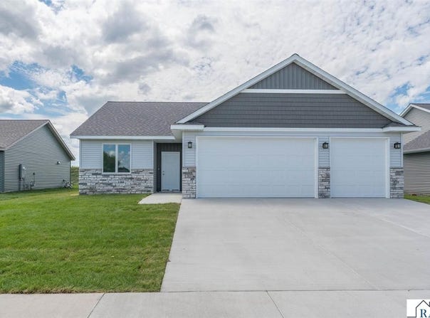 313 Falcon Run, Eagle Lake, MN 56025