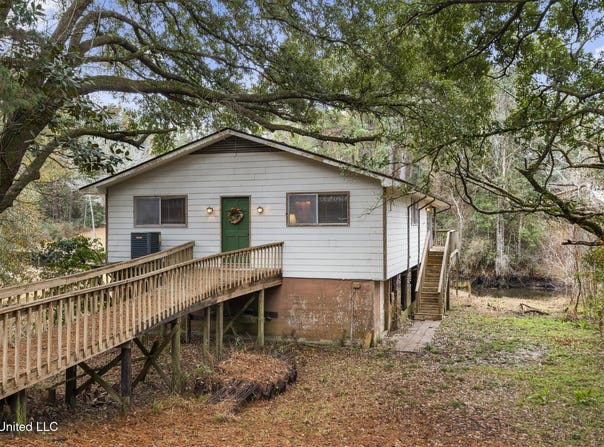 1927 Shady Point Circle, Gautier, MS 39553