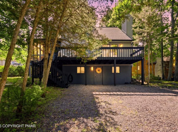 2120 Glasgow Drive, Bushkill, PA 18324