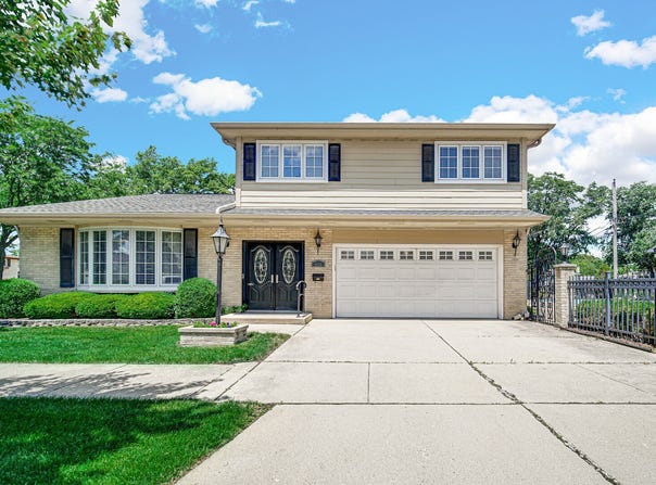 495 E Park Manor Court, Elmhurst, IL 60126
