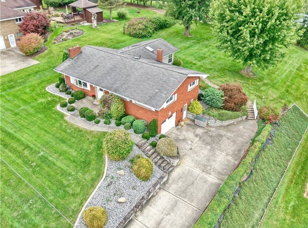 321 Comanche Dr, Rostraver, PA 15012