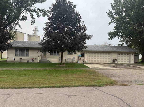 419 3rd St, Maurice, IA 51036