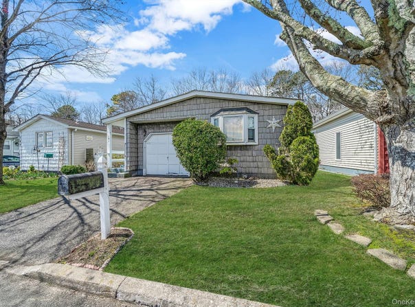 191 Village Circle W, Manorville, NY 11949