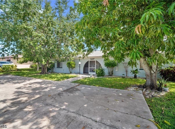 1239 SE 23rd Place, Cape Coral, FL 33990