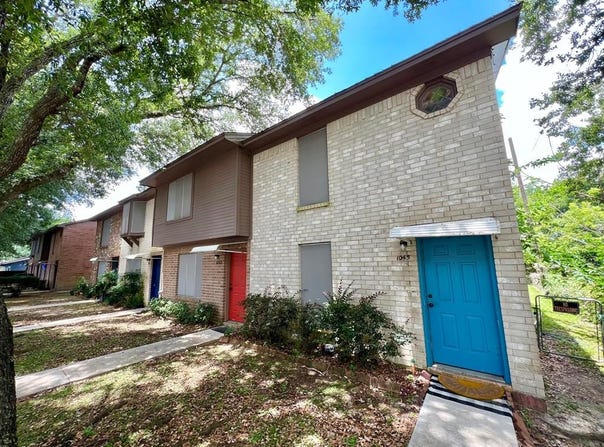 1039 N Chenango St., Angleton, TX 77515