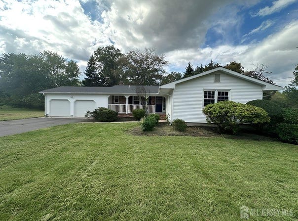 28 Rockleigh Drive, Ewing, NJ 08628