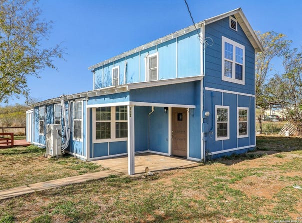 132 RENFRO DR, Devine, TX 78016-2414