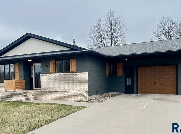 109 E Brown St, Luverne, MN 56156