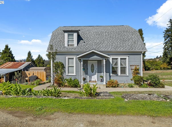 215 SE 5TH St, Oakland, OR 97462
