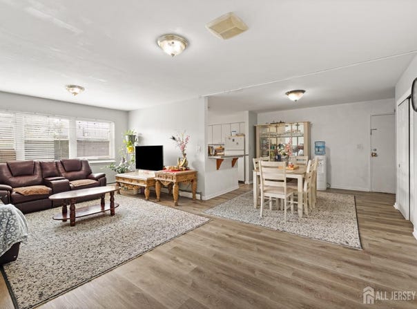32 Woodedge Avenue, Edison, NJ 08817