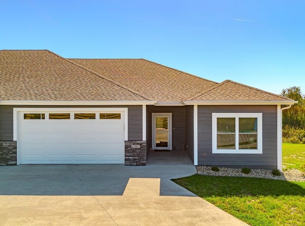 2367 N 10th Avenue E, Newton, IA 50208