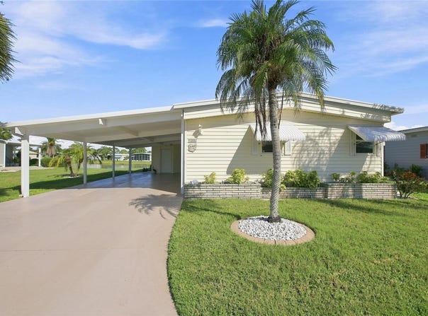 106 KING ARTHUR Drive, NOKOMIS, FL 34275