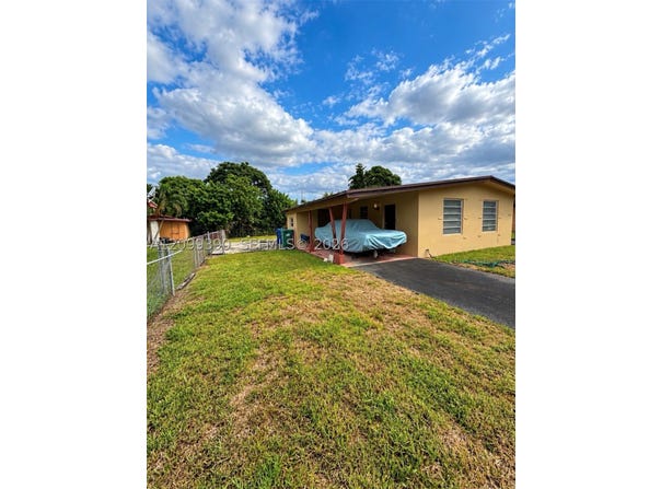 3271 NW 182nd St, Miami Gardens, FL 33056