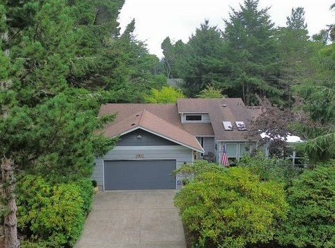 240 11TH St, Florence, OR 97439
