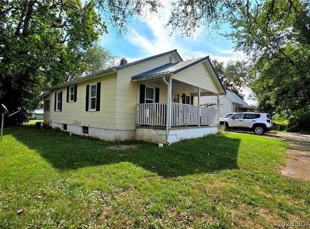 410 S Oak St, Versailles, MO 65084