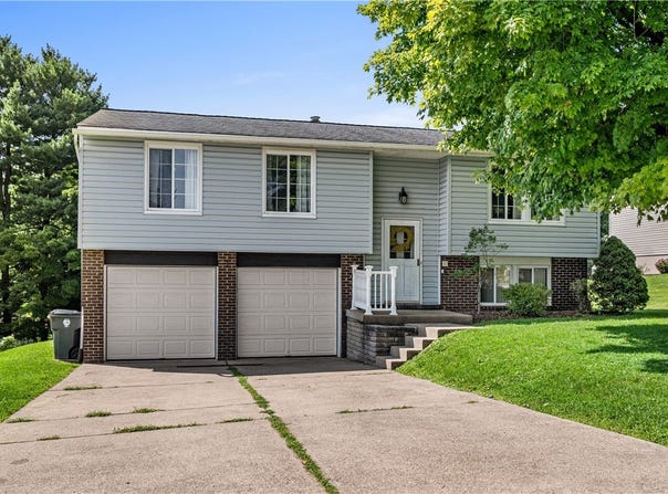 135 Cranbrooke Dr, Coraopolis, PA 15108